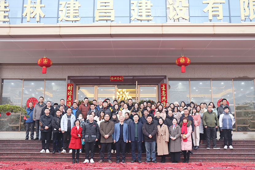派發(fā)吉祥“開工”禮  吹響新年沖鋒號